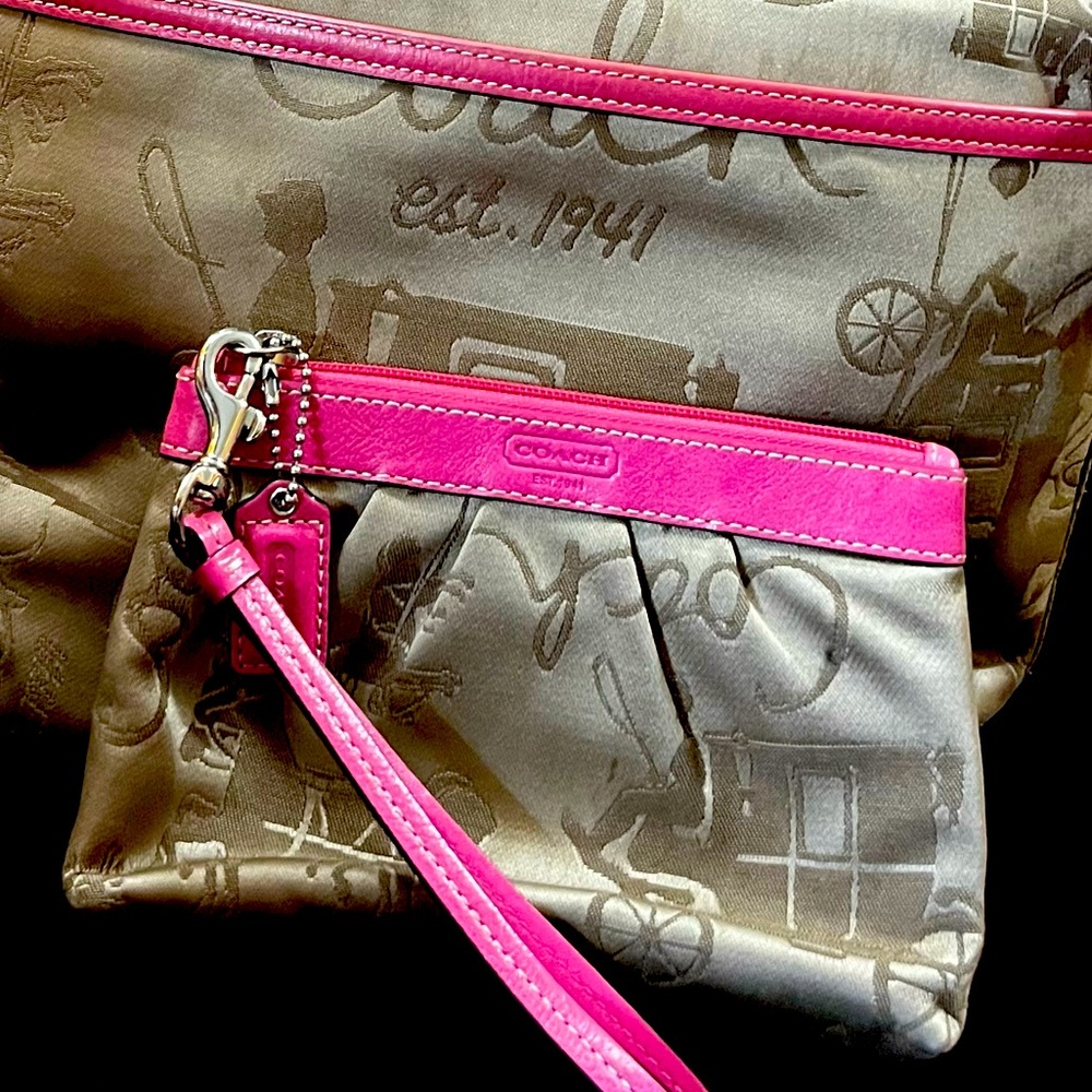 Coach- VINTAGE Khaki Satin/Pink Leather Horse Carriage Pleated Wristlet